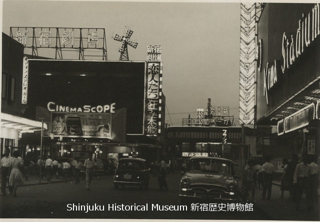 新宿歴史博物館 データベース 写真で見る新宿 歌舞伎町 コマ劇場 新宿劇場前 2181