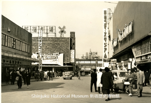 新宿歴史博物館 データベース 写真で見る新宿 歌舞伎町 コマ劇場 新宿劇場前 21