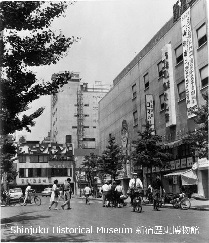 新宿歴史博物館 データベース 写真で見る新宿 歌舞伎町 コマ劇場前付近 2187