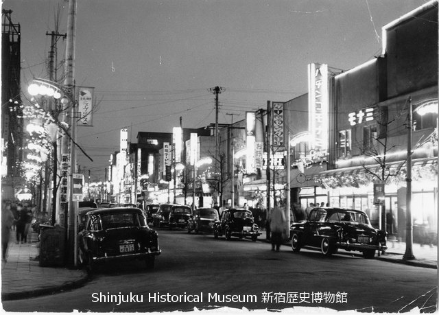 新宿歴史博物館 データベース 写真で見る新宿 歌舞伎町 コマ劇場前の通り コマ劇場から 21