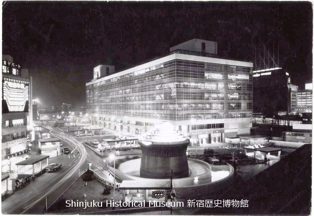 新宿歴史博物館 データベース 写真で見る新宿 | 新宿駅東口 ステーションビルの夜景 | 2393