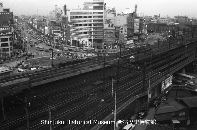 新宿歴史博物館 データベース 写真で見る新宿 青梅街道大ガードから新宿駅東口駅舎 靖国通りをのぞむ 5850