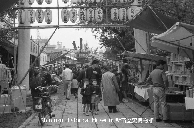 新宿歴史博物館 データベース 写真で見る新宿 花園神社酉の市 大酉祭のにぎわい 6464