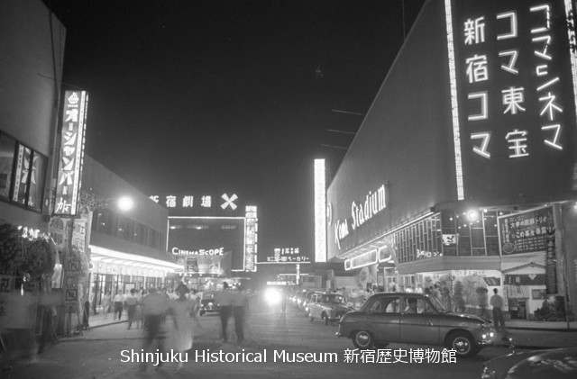 新宿歴史博物館 データベース 写真で見る新宿 コマ劇場前 夜景 7035
