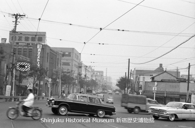 新宿歴史博物館 データベース 写真で見る新宿 四谷四丁目交差点 大木戸付近から新宿方向 7125