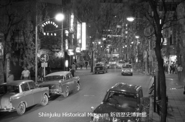 新宿歴史博物館 データベース 写真で見る新宿 | 中央通り夜景（新宿駅ステーションビル方向をのぞむ） | 7134