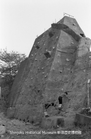 戸山ヶ原の人工岩壁