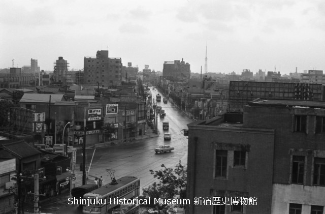 新宿歴史博物館 データベース 写真で見る新宿 四谷四丁目交差点 大木戸付近から四谷三丁目方向 7232