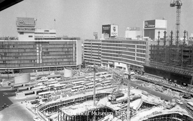 新宿歴史博物館 データベース 写真で見る新宿 建設中の新宿駅西口広場 7239