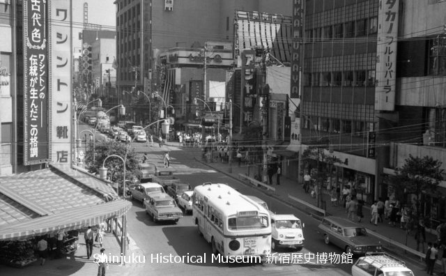 新宿歴史博物館 データベース 写真で見る新宿 新宿通り 中村屋前 7246