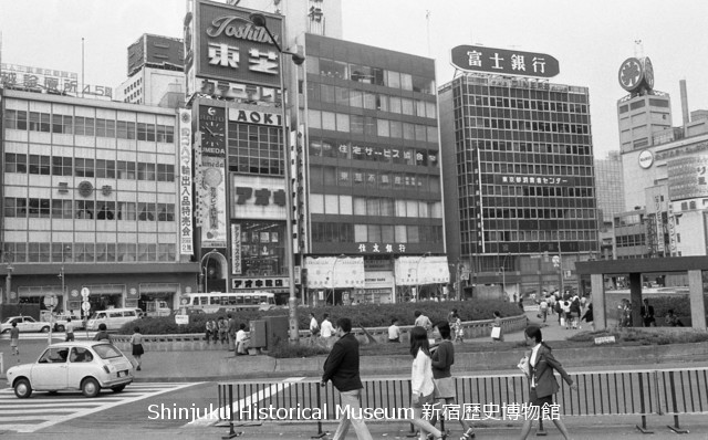 新宿歴史博物館 データベース 写真で見る新宿 新宿駅東口広場 新宿二幸 7250