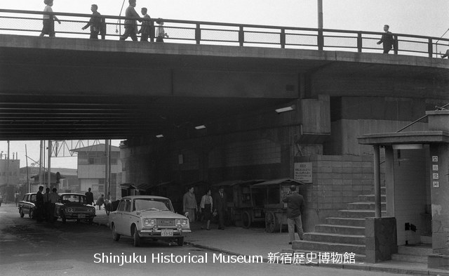 新宿歴史博物館 データベース 写真で見る新宿 新宿駅南口陸橋 7400