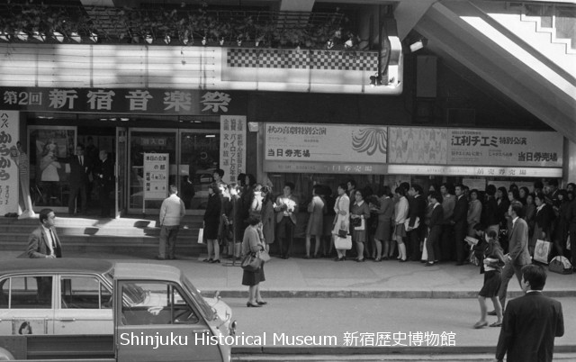 新宿歴史博物館 データベース 写真で見る新宿 新宿音楽祭 新宿コマ劇場前 7414