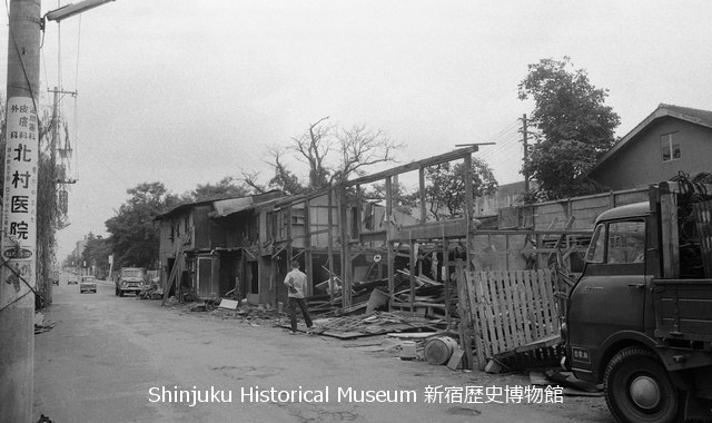 新宿歴史博物館 データベース 写真で見る新宿 百人町 取り壊される路上住宅 7418