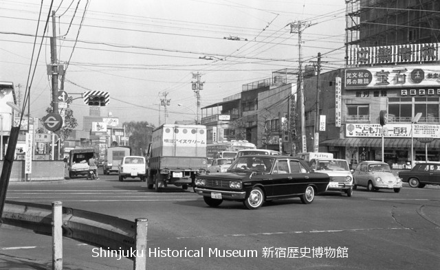 新宿歴史博物館 データベース 写真で見る新宿 | 四谷三丁目交差点 | 7439