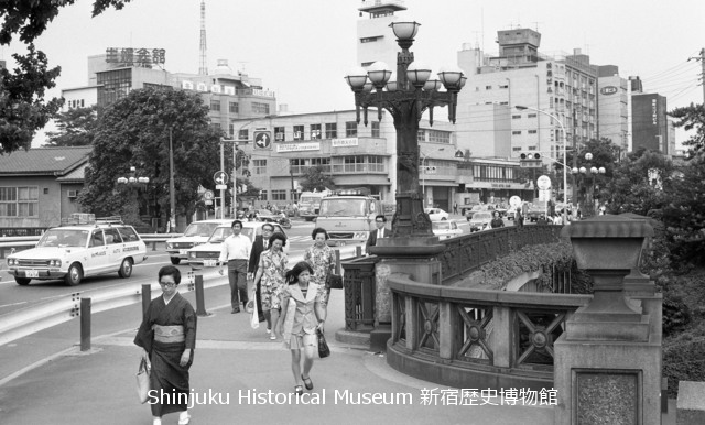 新宿歴史博物館 データベース 写真で見る新宿 四谷見附橋を行く人びと 7442