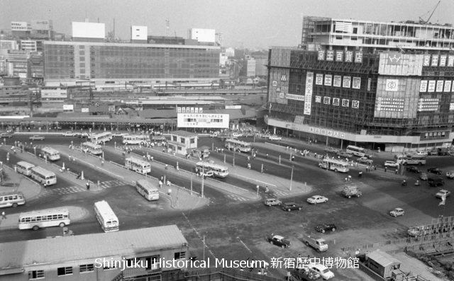新宿歴史博物館 データベース 写真で見る新宿 新宿駅西口バスターミナル 75