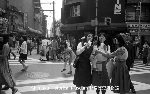 新宿歴史博物館 データベース 写真で見る新宿 歩行者天国の少女たち 紀伊國屋書店前交差点 9070