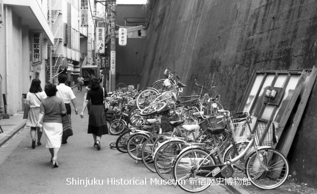 新宿歴史博物館 データベース 写真で見る新宿  高田馬場二丁目 裏道の 