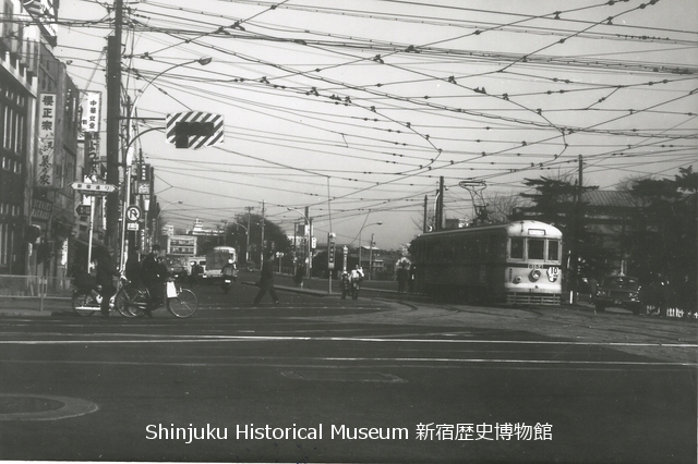 新宿歴史博物館 データベース 写真で見る新宿 | 四谷見附、都電四谷見附駅 | 976
